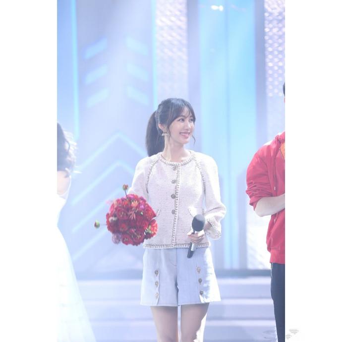 李菲儿穿短裤秀美腿,坐下瞬间尴尬了,网友:腿盘