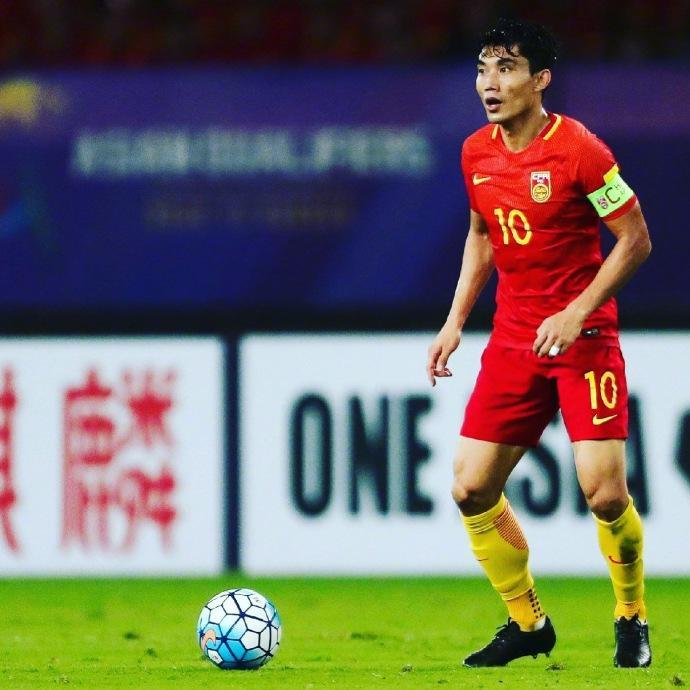 国足队长后继无人!他曾让国足尴尬,现在很敬业