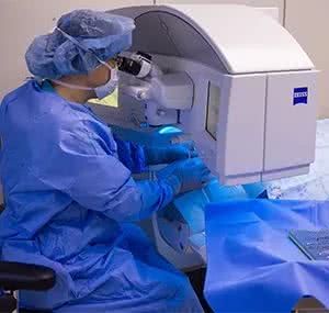 激光矫正手术是什么原理_激光手术矫正近视图片