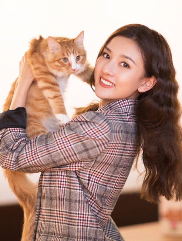 宋祖儿 印象中的圆脸姑娘,波浪头,格子服美出了