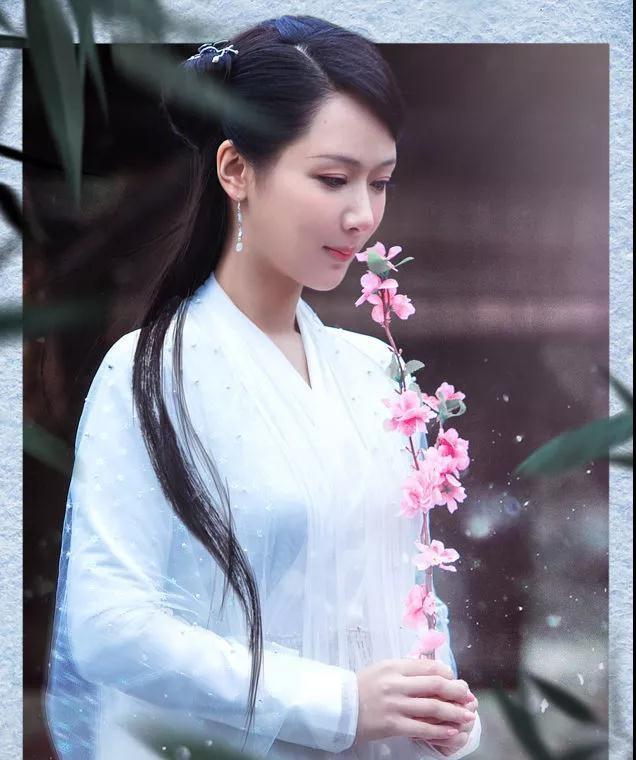 杨紫的《天乩之白蛇传说》看点十足,是《扶摇》的强势