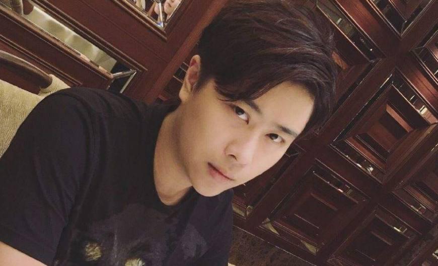 美女手遮右胸猜成语_看图猜成语(2)