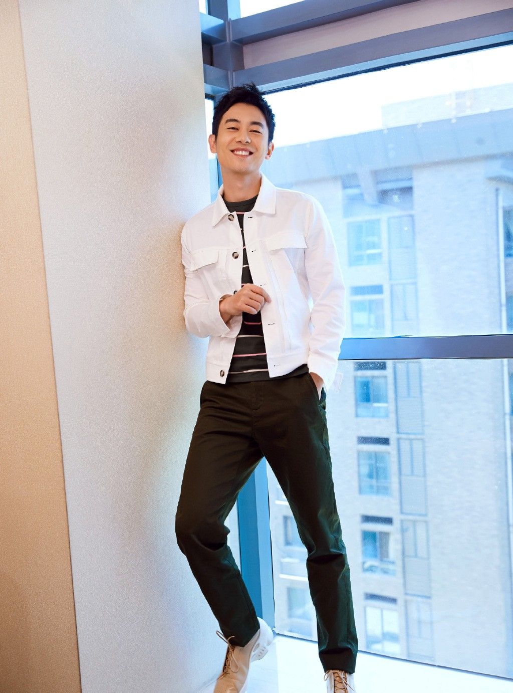 朱亚文太会穿,换了身衣服34岁嫩回高中生,吴磊都被比