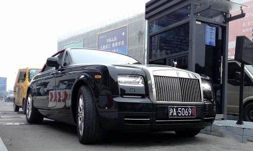 收费站里来了一辆敞篷劳斯莱斯，更牛的是挂特权车牌？