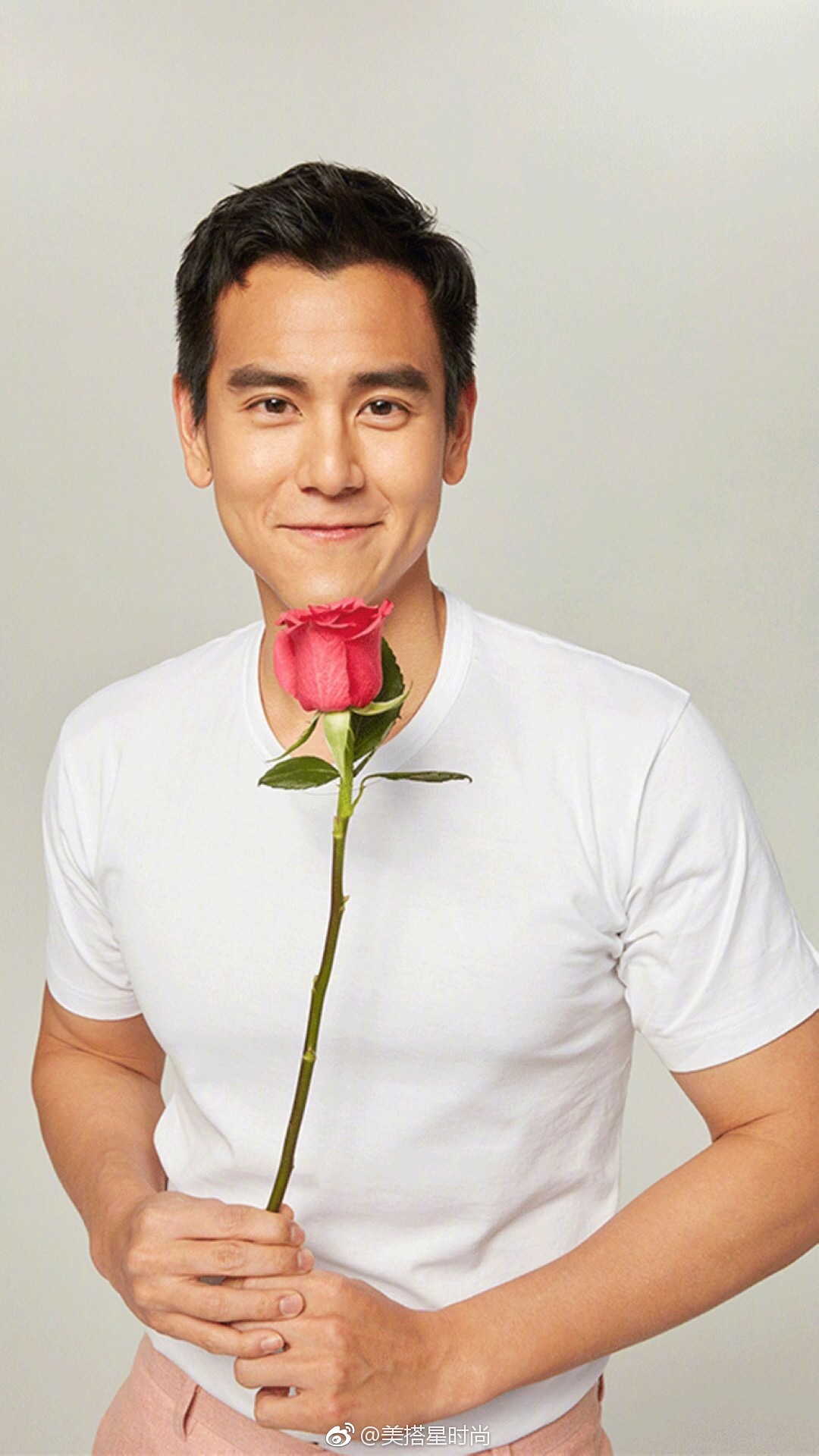 彭于晏小哥哥送你玫瑰花啦~哎呀!帅的不要不要的血槽已!