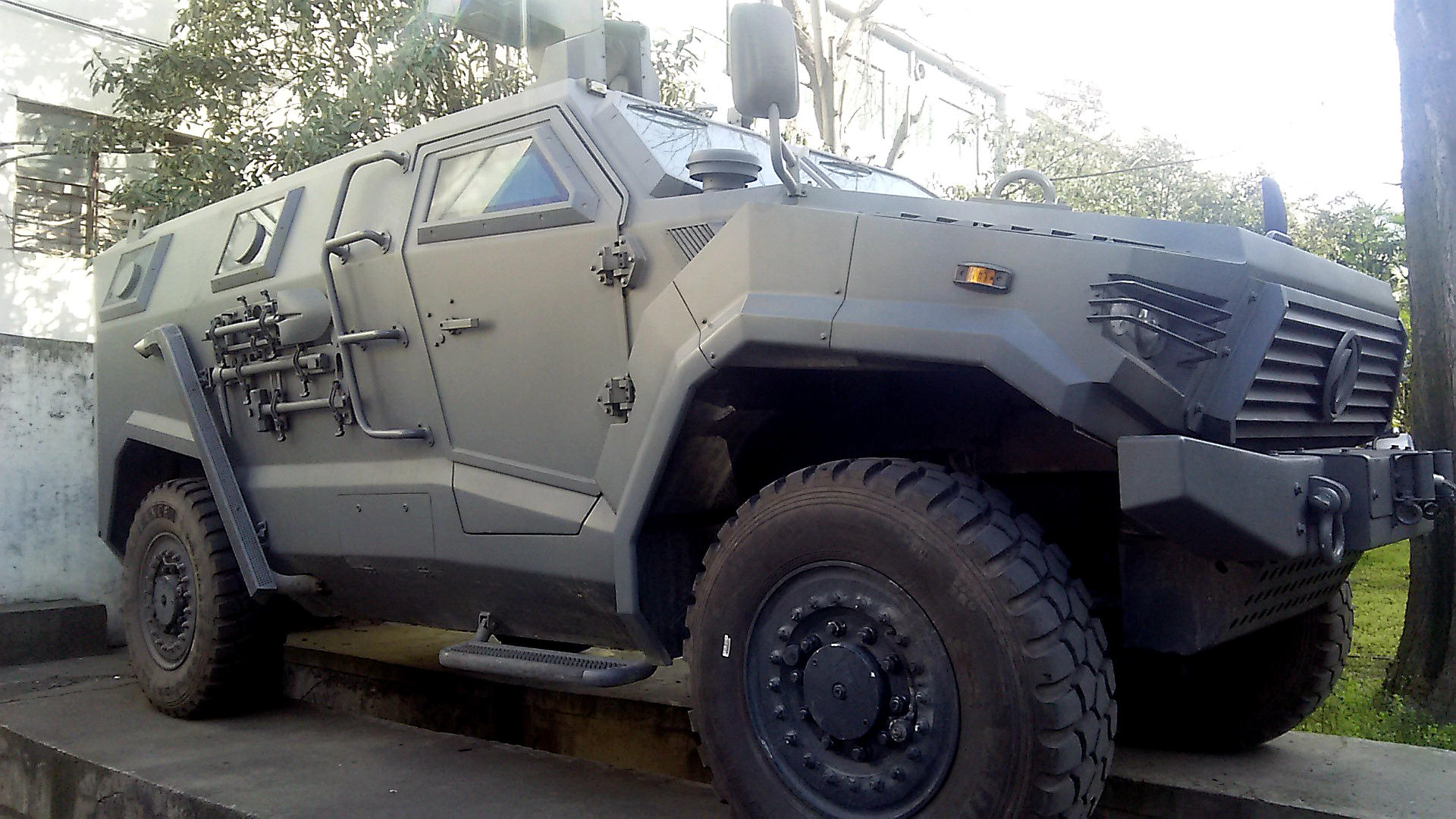 历时5年研发的越野车东风猛士卖80万起,黑鹰直