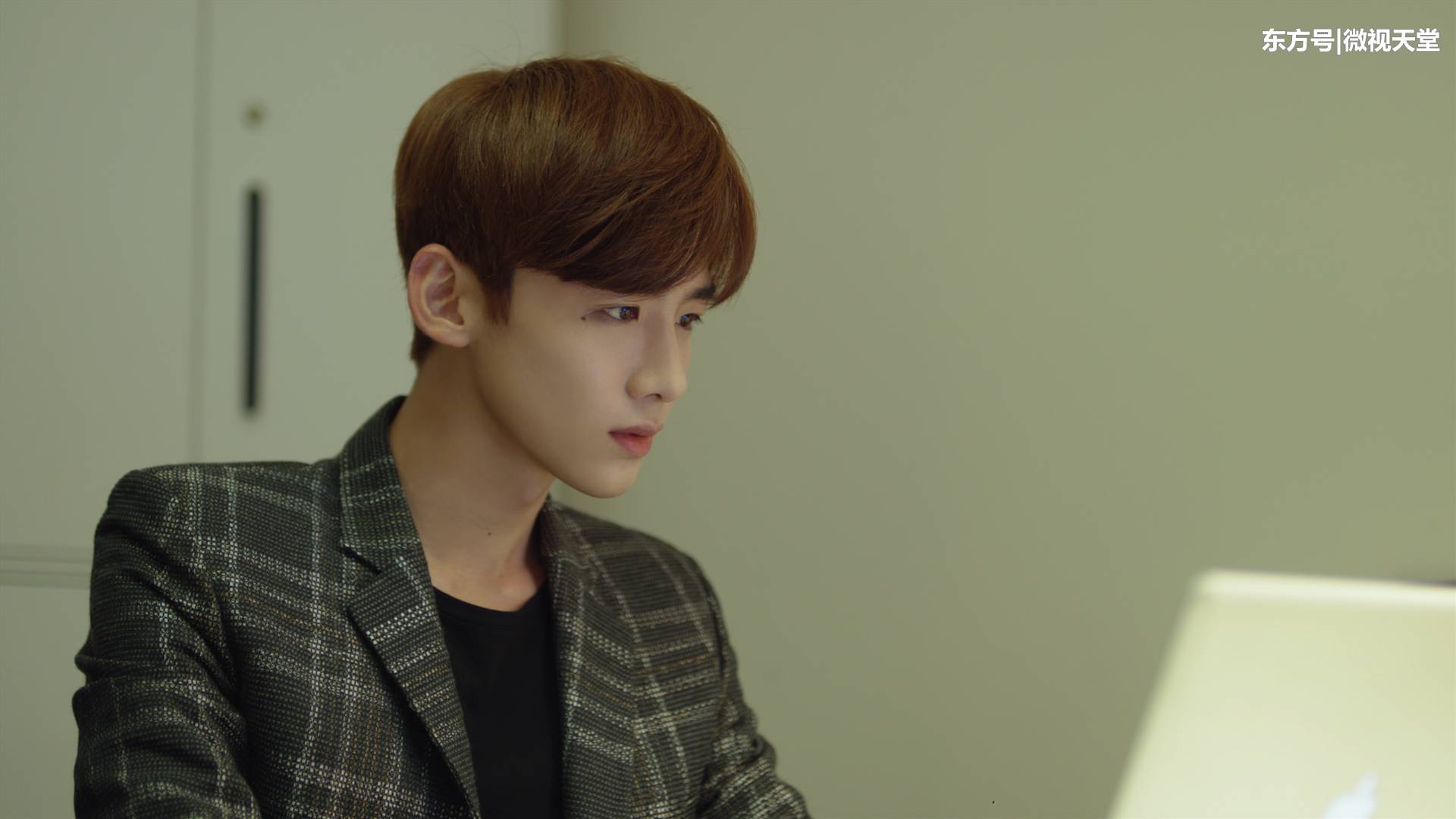 白敬亭白读书高清图片 白敬亭白保险的图片