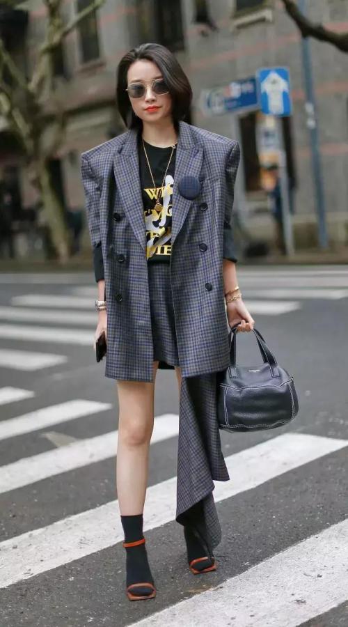 上半身壮的女人,出门少穿这3种衣服!特别是