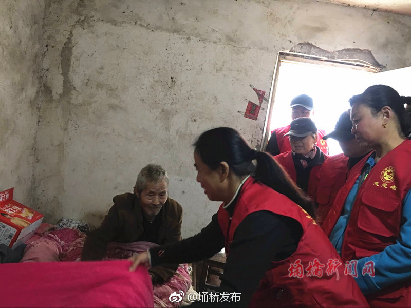 汇源社区开展关爱空巢老人学雷锋志愿服务活动