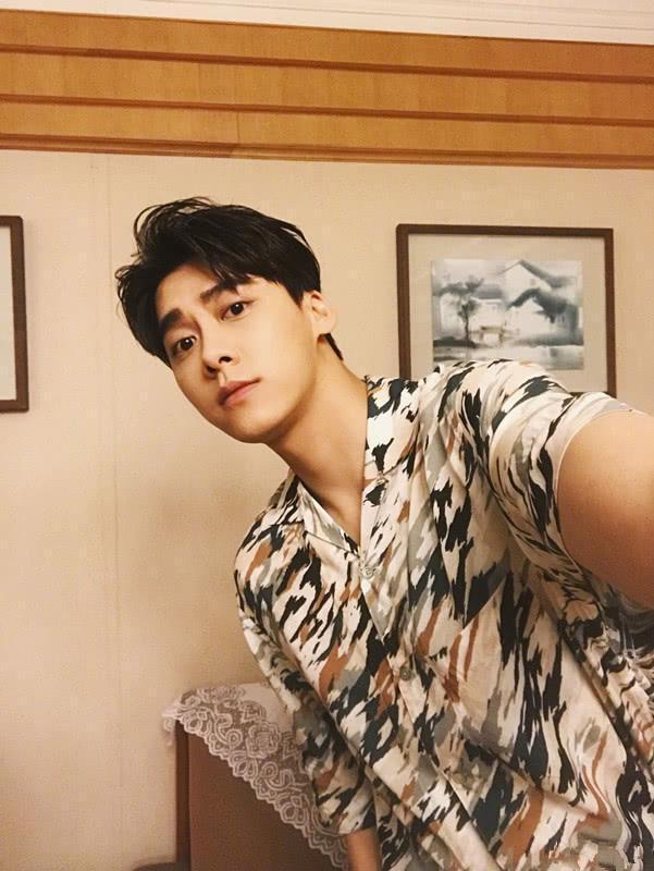 李易峰晒照澄清变胖 笑称"有质量" 自曝体重仅66公斤