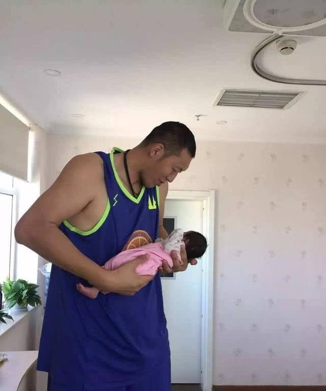 两大巨人郑海霞与孙明明合影! 郑海霞双腿变形, 孙明明弓腰驼背