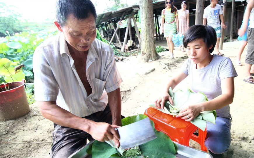 男孩带傻女孩回家父母反对,女孩拿出全家福,父