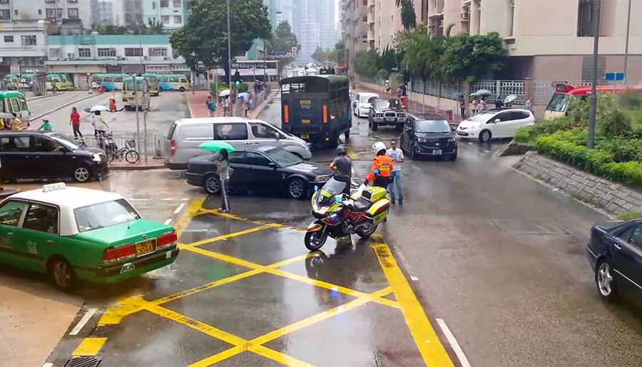 车险怎么买性价比最高？只买交强险的话，撞上豪车就倒霉了