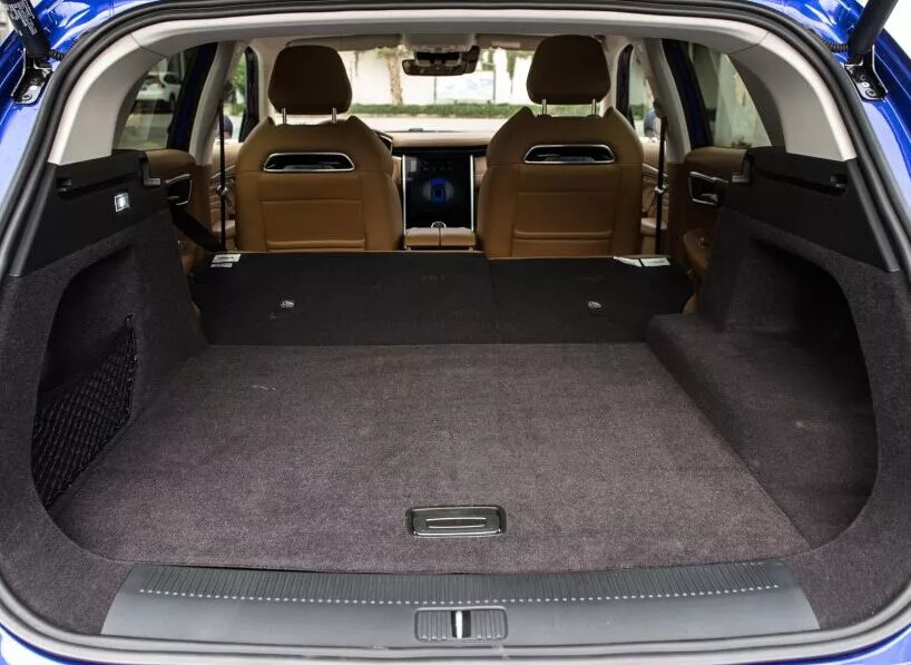 内饰比奔驰好、中控屏比特斯拉大，为何上市就被骂？