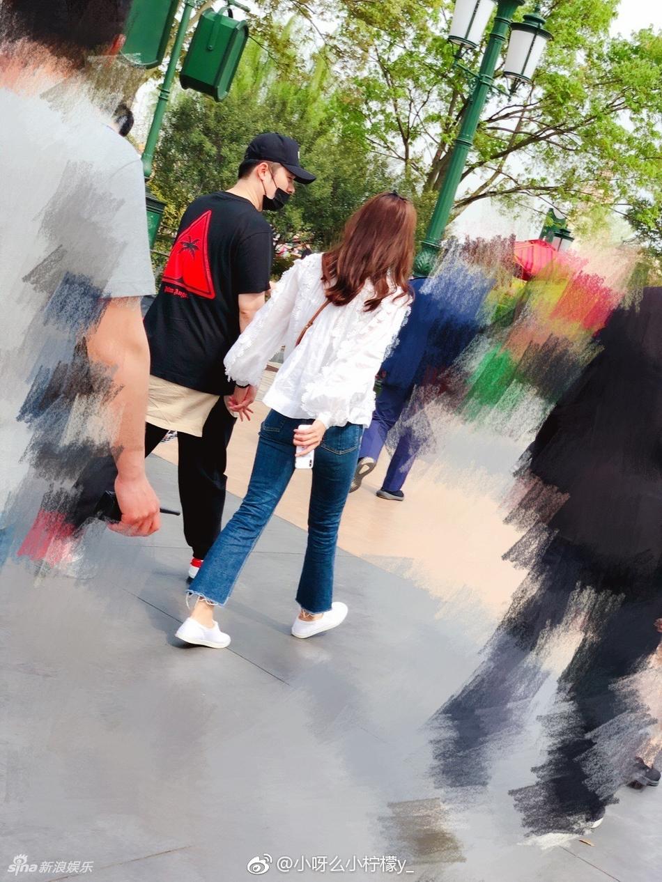 陈赫张子萱游玩被偶遇，一细节看两人超恩爱，网友：陈赫又胖了
