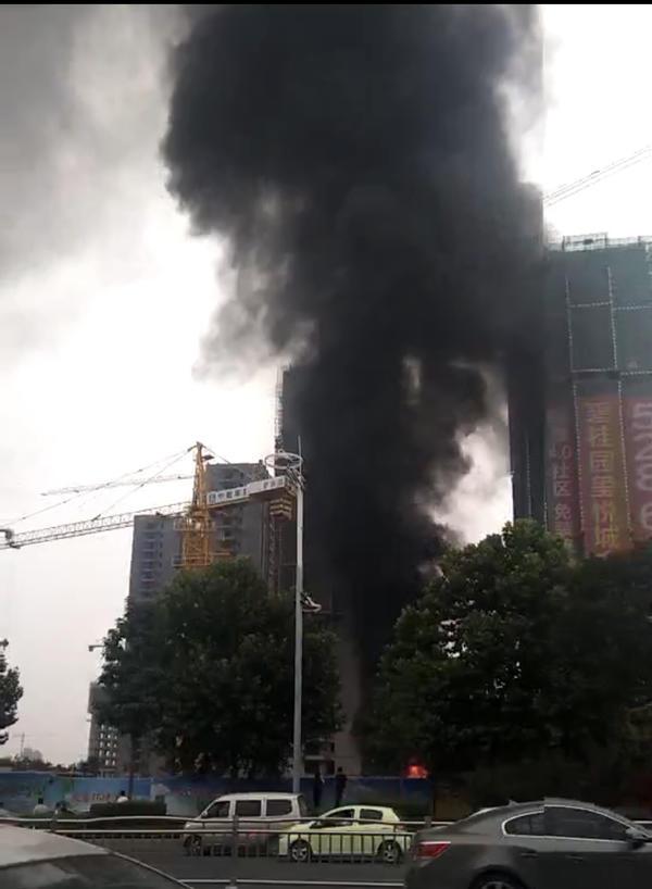 河南安阳中华路碧桂园着火 现场浓烟滚滚