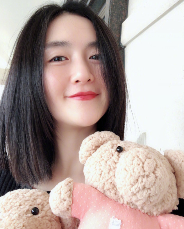 谢娜产后半年面部变化惊人，脸颊僵硬下巴越发变尖被质疑整容