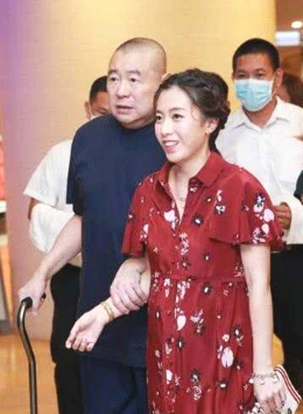 26岁赚了1个亿，41岁换了9个女朋友，如今他67岁了，老婆才39岁