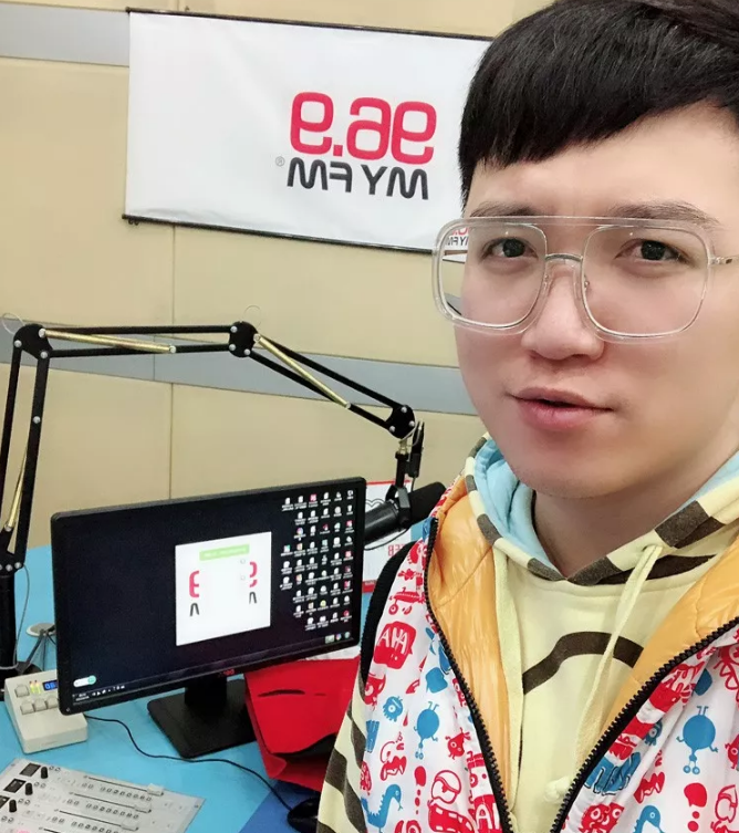 fm969主持人照片,南昌fm96.9主持人图片 江西fm969电台雨航在南昌普瑞眼科医院完成近视手术