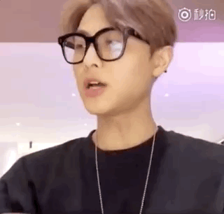jasper帮邱胜翊擦眼镜,并为他理发,被称为是最萌发型师!