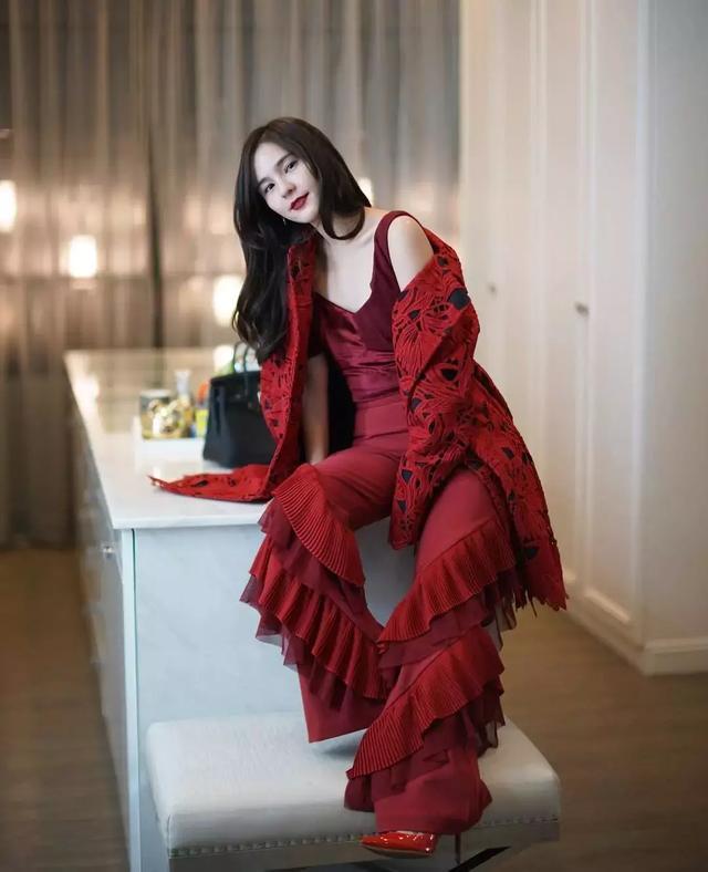 泰国小个子女星Aomiz晒富豪男友合影 不惧争议秀恩爱