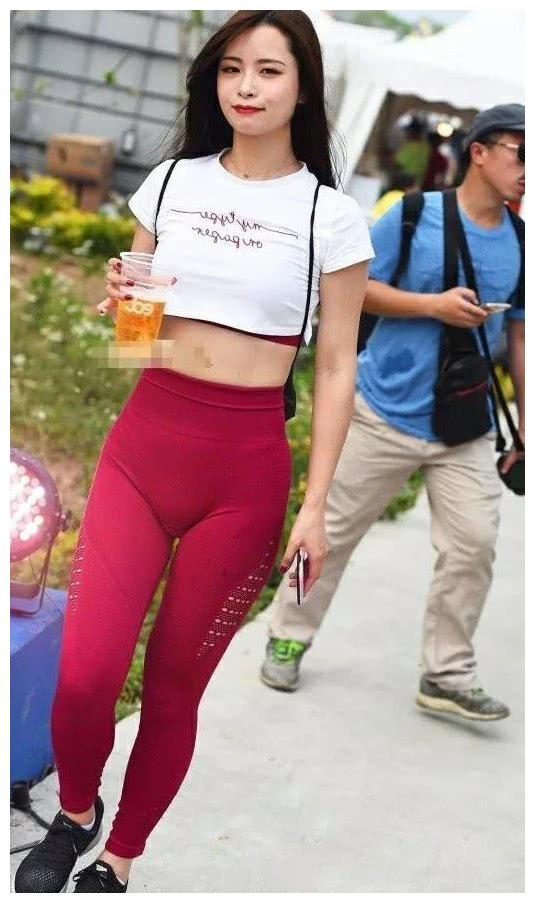 小姐姐红色紧身裤绷出迷人曲线,凹凸有致,微微浅笑让