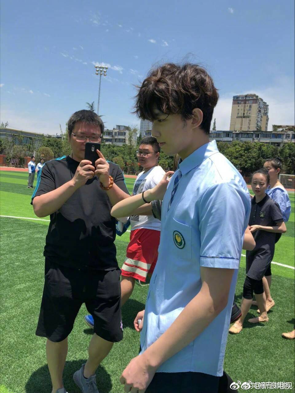 吴磊参加毕业典礼 穿校服与同学合拍毕业照