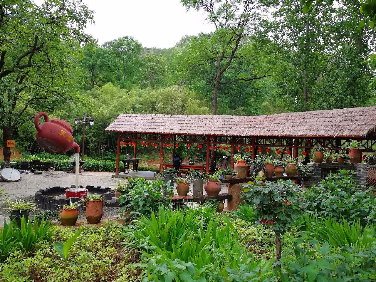 水壶为何能悬浮在半空中?还一直流水?原理很