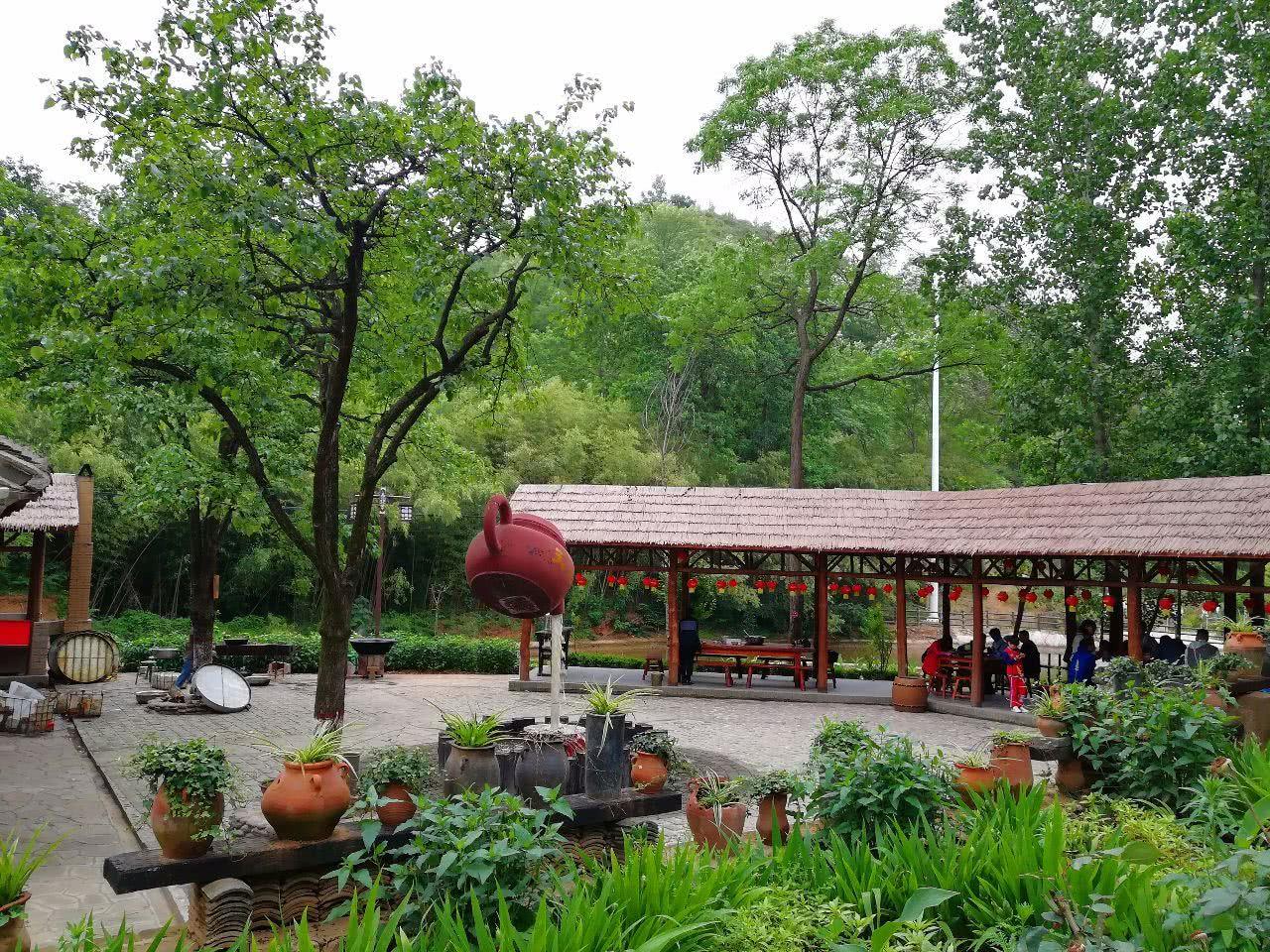 水壶为何能悬浮在半空中?还一直流水?原理很