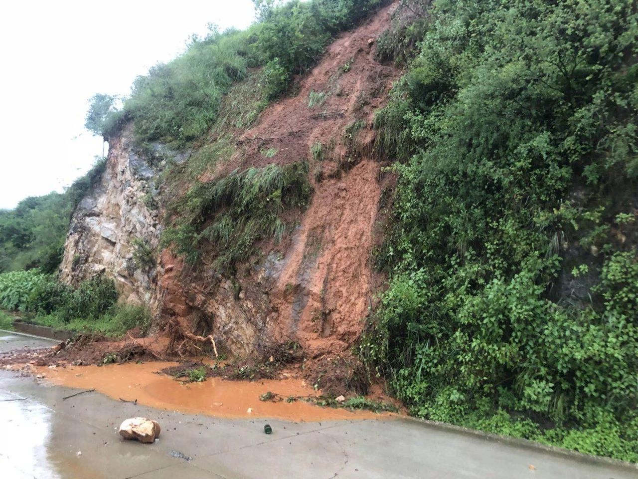 开屏新闻-云南贡山县独龙江乡突发泥石流灾害致6人失联，救援力量已抵达现场