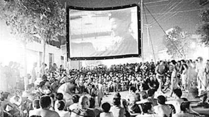 农村90年代看电影,画质真的很差,而我却用一辈子的时间去回味