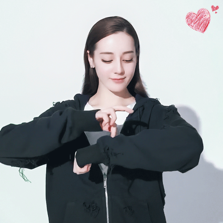 迪丽热巴素颜炫技手势舞,网友直呼我要表白胖迪了