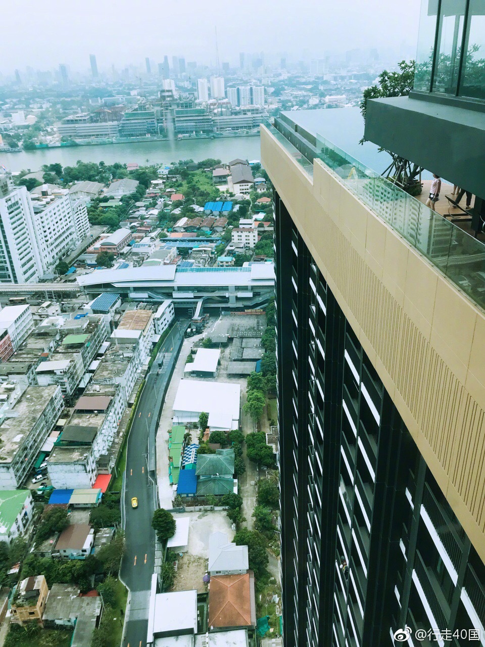 帮朋友看曼谷房1:绝美的空中无边泳池