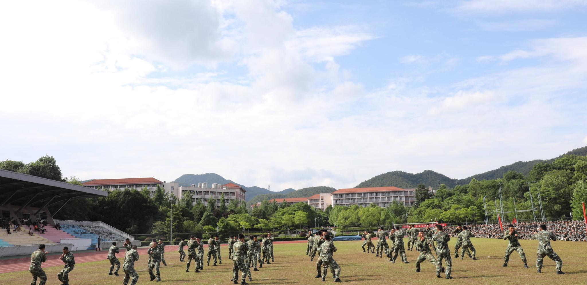 考士官学校或者是在部队直接转士官,两者有什