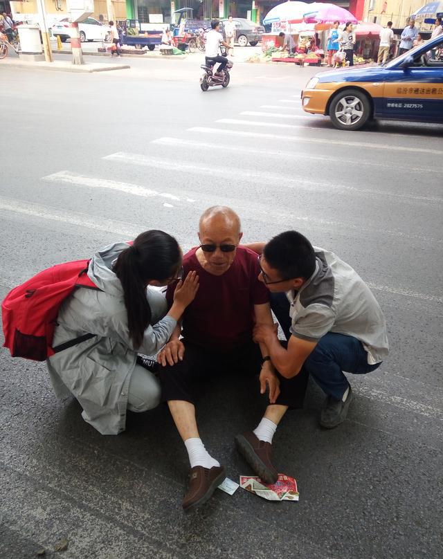 临汾街头老人摔倒,扶不扶?结果却很感人!