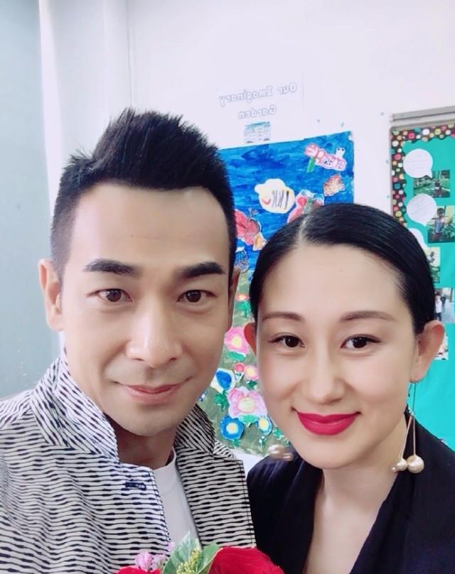 赵文卓与妻子张丹露参加儿子毕业典礼 三人合影很温馨