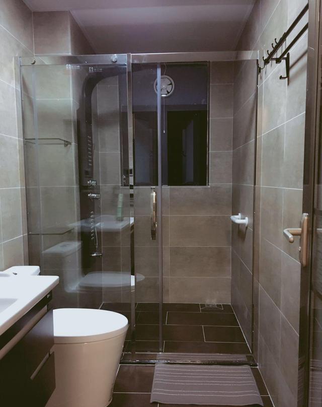 装了透明的玻璃移门隔出淋浴房,整体上简单大方