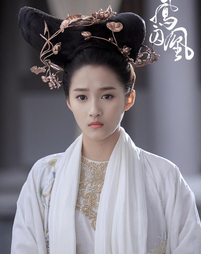 古装剧白裙女星:鞠婧祎神似赵雅芝,关晓彤热巴却是一言难尽!