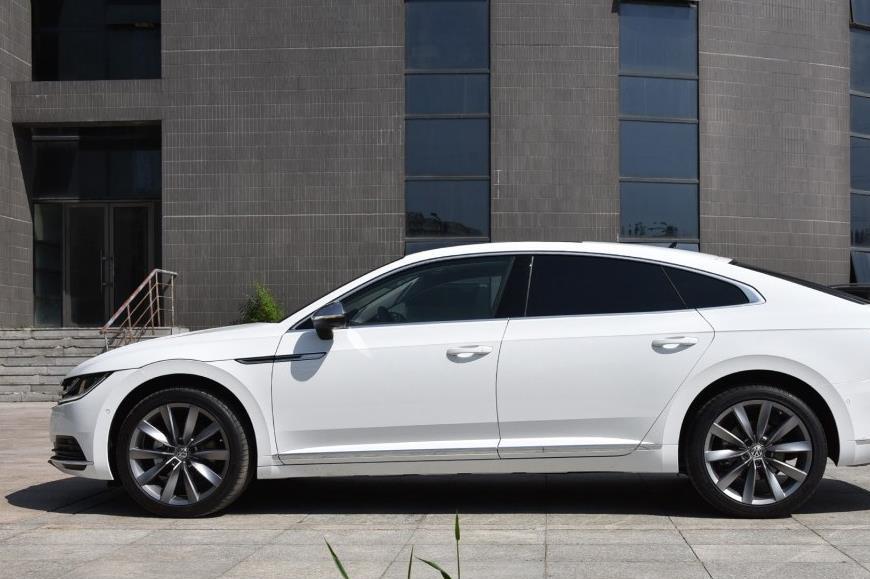 中级车颜王上线，外形比奥迪A5帅，内饰却土掉渣，卖22万能火吗