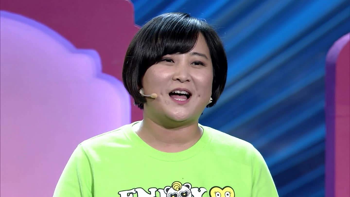 贾玲被曝与绯闻男友车内热聊,两人曾街头甜吻疑似恋爱中