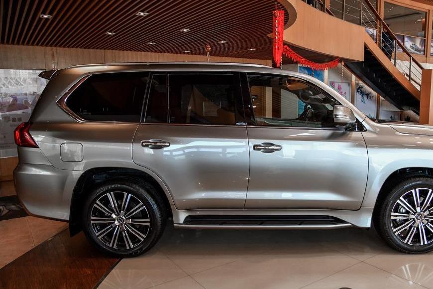 中东土豪的大玩具，在华卖140万还加价，路虎揽胜见了都得绕道走