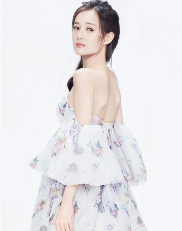 李一桐饰演的黄蓉被很多影迷誉为是最美的黄蓉,她娇俏迷人,冰清玉洁