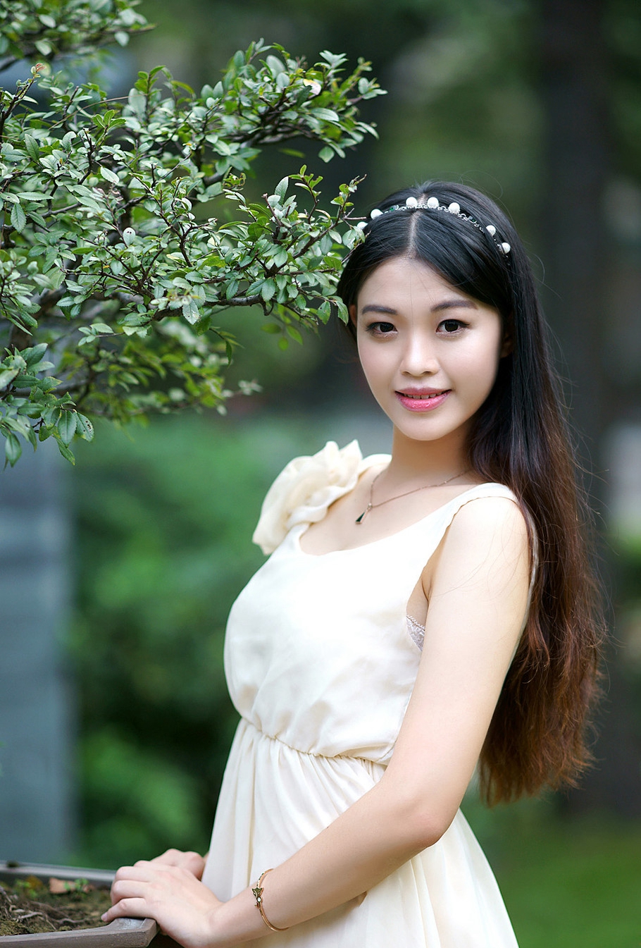 清丽秀雅的脸上荡漾着动人笑容,婉如花丛中的仙女