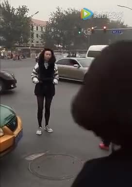 瞧这一家子，霸道沃尔沃路怒大骂出租车下等人，来感受下！