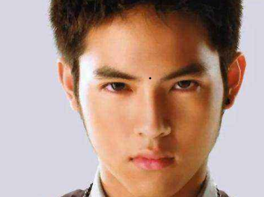 两眉之间有痣的命运好不好?