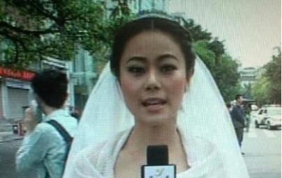 她穿婚纱播报震区灾情, 一遭成名被称最美新娘