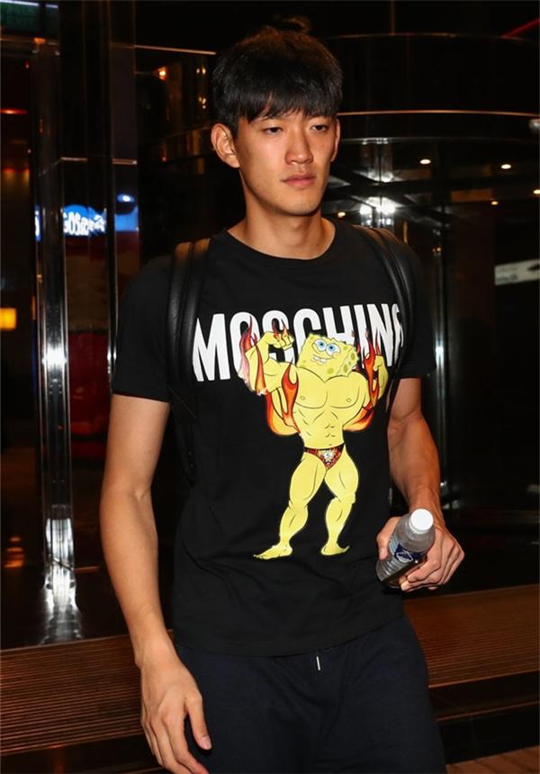 国足难得有清流!赵旭日穿一身球衣回国 与背L