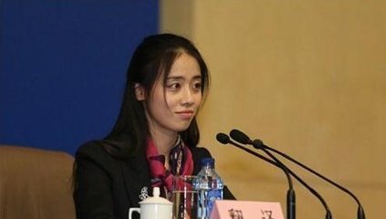 她是北外学霸级校花，明明可以靠颜值偏去拼才华，今成最美女翻译