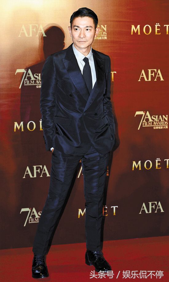 当175cm的甄子丹遇到174cm的刘德华,网友:到底是谁谎报了身高!