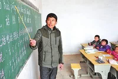 教师平均年薪8万,乡村教师月薪2000,城乡收入
